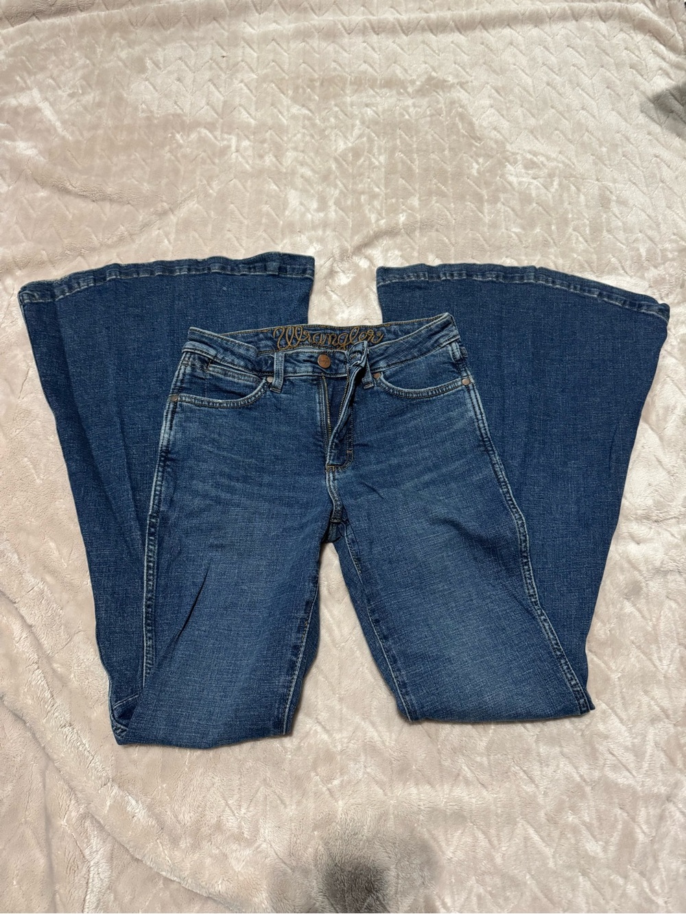 Wrangler women’s high-rise retro trumpet flare jeans - Picture 2 of 3